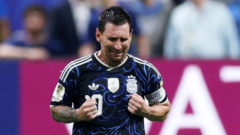 Lionel Messi de rodillas en el césped tras el pitazo final del partido Argentina vs Inglaterra