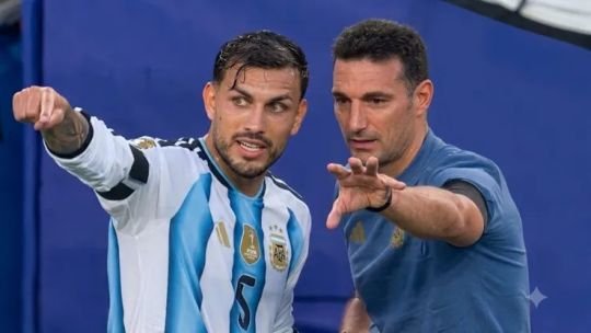 Leandro Paredes y Lionel Scaloni dialogando durante el partido Argentina vs Suiza