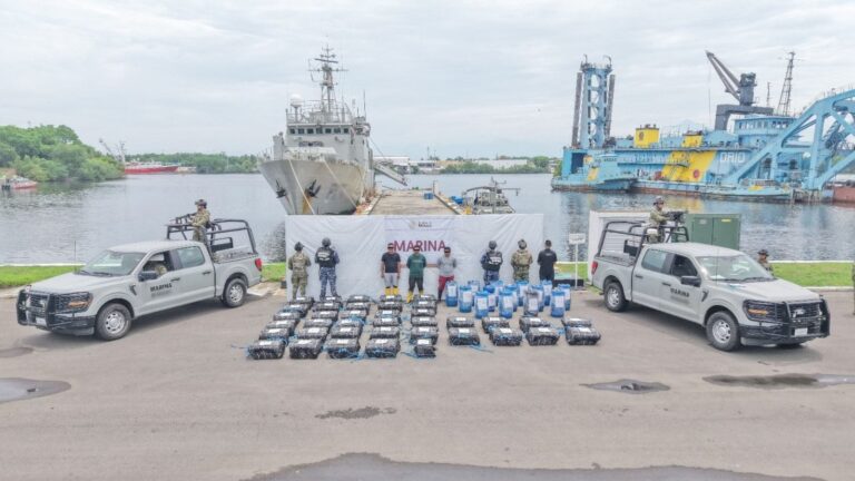 Lancha asegurada por la Secretaría de Marina en costas de Chiapas con presunta cocaína