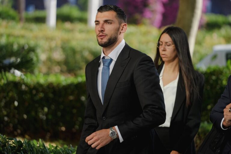 Rafa Mir durante un partido de fútbol