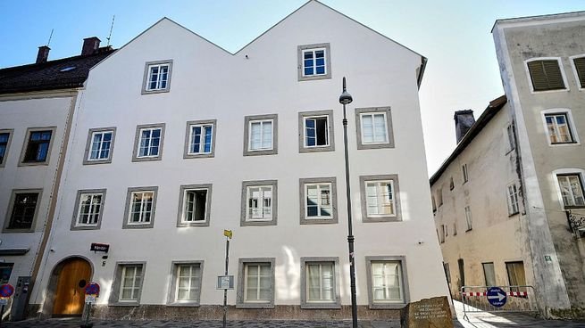 Fachada de la casa natal de Adolf Hitler convertida en comisaría en Braunau am Inn