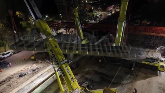 Vista de la autopista Dellepiane con señalización de desvío por obras