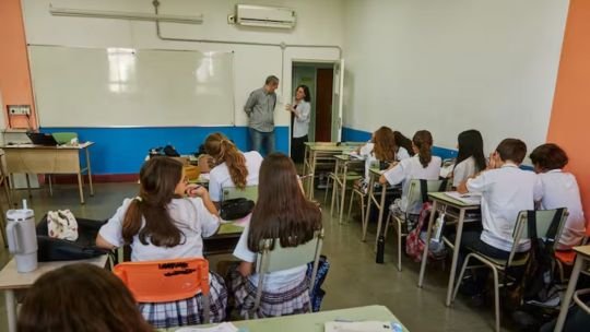 Axel Kicillof en una reunión con gremios docentes