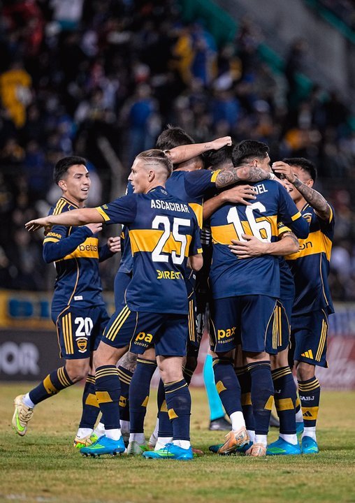 Lautaro Blanco celebra el gol en el partido amistoso entre Boca y Athletico Paranaense en Salta