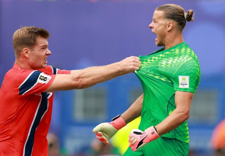 Örjan Nyland atajando un penal durante el partido Brasil vs. Noruega por el Mundial 2026