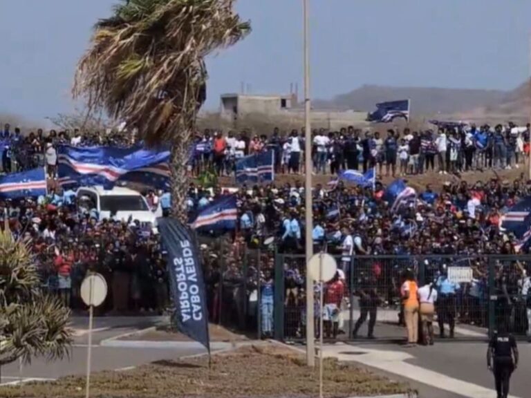 Hinchas reciben a la selección de Cabo Verde en el aeropuerto