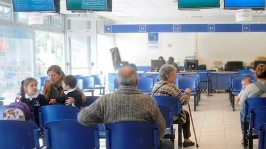 Calendario de pagos de ANSES para julio de 2026 con fechas para DNI 0 y 1