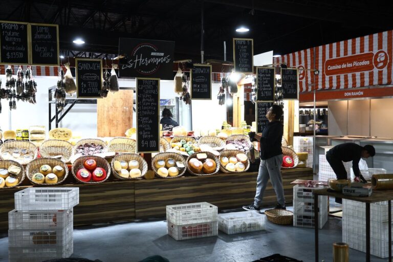 Stand de la feria Caminos y Sabores con productos regionales y decoración