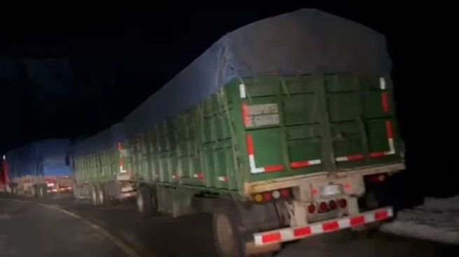 Camiones varados en la ruta en Neuquén por el cierre del Paso Cristo Redentor y el temporal en la cordillera