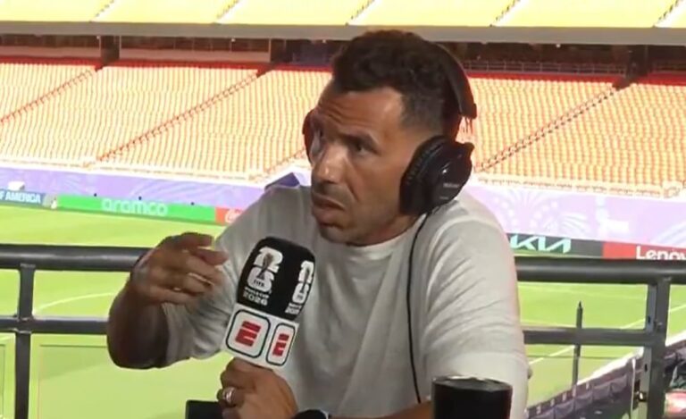 Carlos Tevez en una entrevista televisiva con Sebastián Vignolo