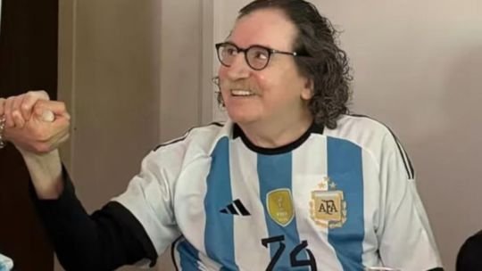 Charly García en el balcón con camiseta argentina celebrando clasificación al Mundial 2026