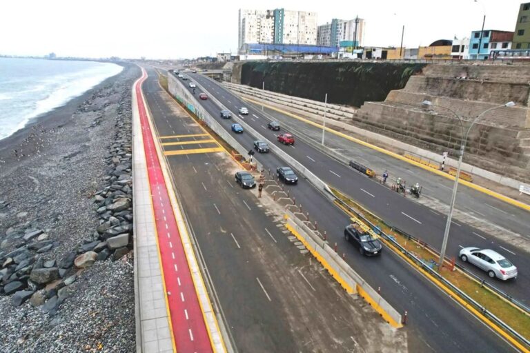 Costa Verde del Callao con señalización de desvío por desfile de Fiestas Patrias