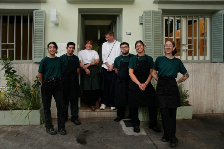Restaurante Burdo en esquina de Colegiales frente a plaza San Miguel de Garicoits