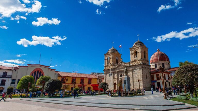 Vista de la ciudad de Huancayo con cielo nublado