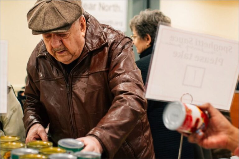 Personas recibiendo bolsas de alimentos frescos en un centro de distribución en Chicago