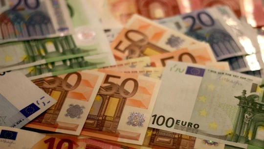 Billetes de euro y de dólar sobre una mesa