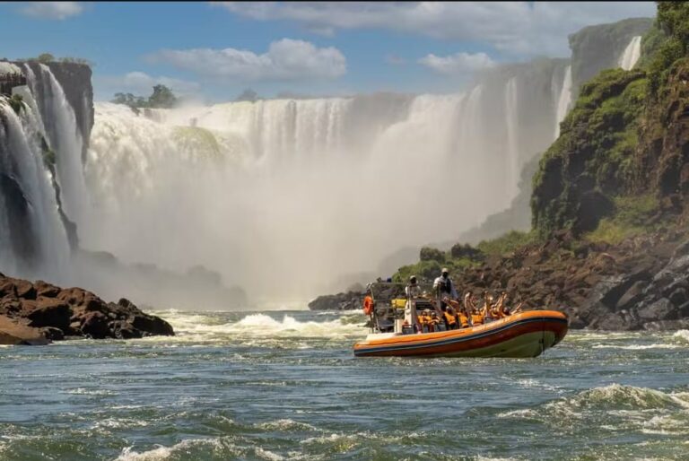 Vista de las Cataratas del Iguazú con caudal elevado durante la crecida histórica