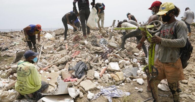 Personas revuelven escombros en La Guaira buscando materiales de valor