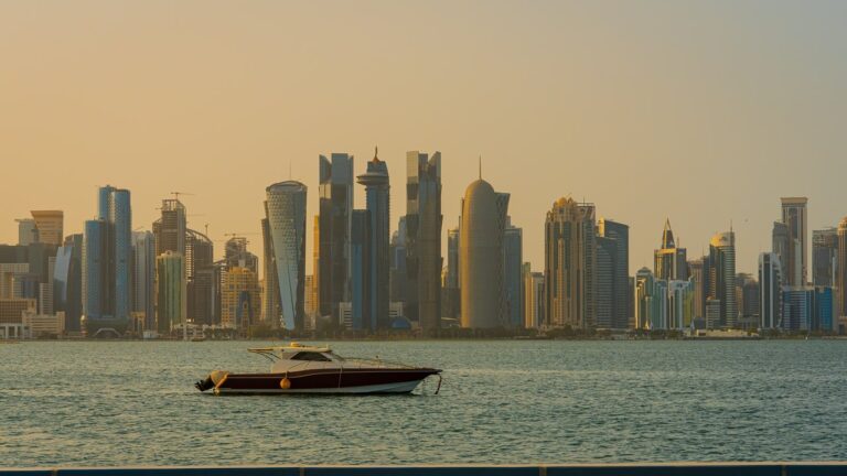Vista del centro de la ciudad de Doha al amanecer