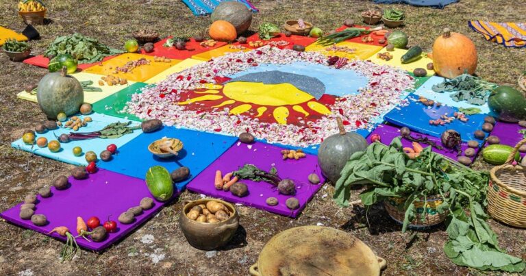 Ofrenda a la Pachamama con alimentos y hierbas
