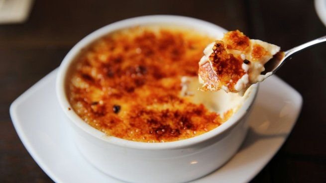 Crème brûlée con capa de azúcar caramelizada servida en un plato