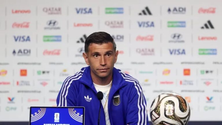 Emiliano Martínez en conferencia de prensa