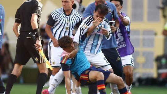 Jugadores de Argentina y España forcejean en el campo tras la final del Mundial 2026