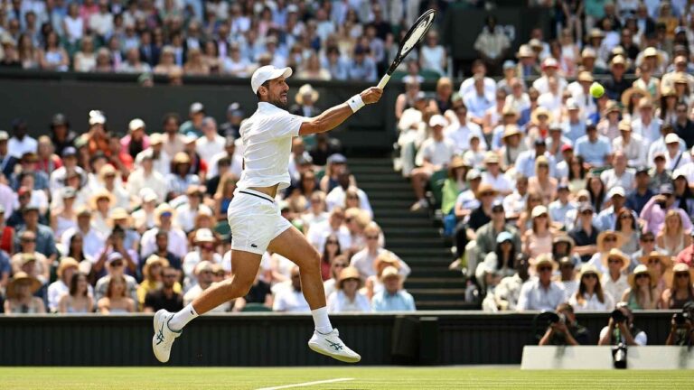 Novak Djokovic celebrando un punto en la cancha de Wimbledon