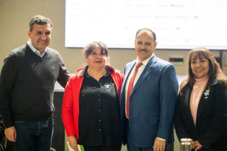Docentes en una asamblea en La Rioja