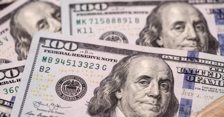 Billetes de dólar blue y argentinos