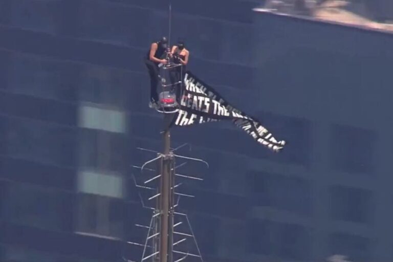 Vista de la antena del Empire State Building con dos personas en la cima