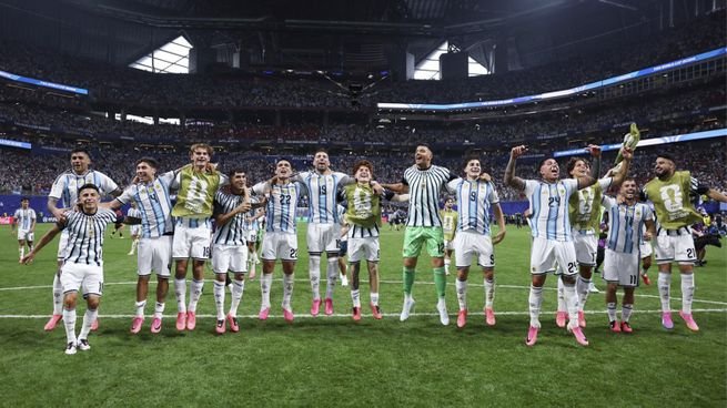 Jugadores de la Selección argentina en formación con proyección de edades para el Mundial 2030