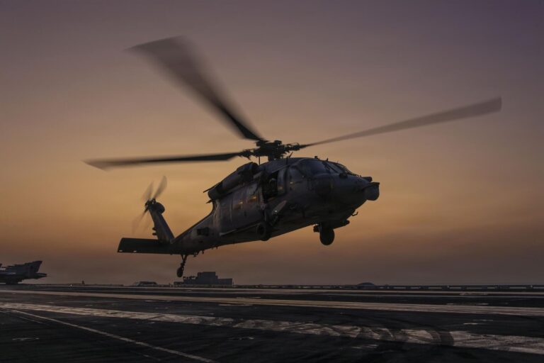 Helicóptero de la Armada de Estados Unidos en el mar Arábigo