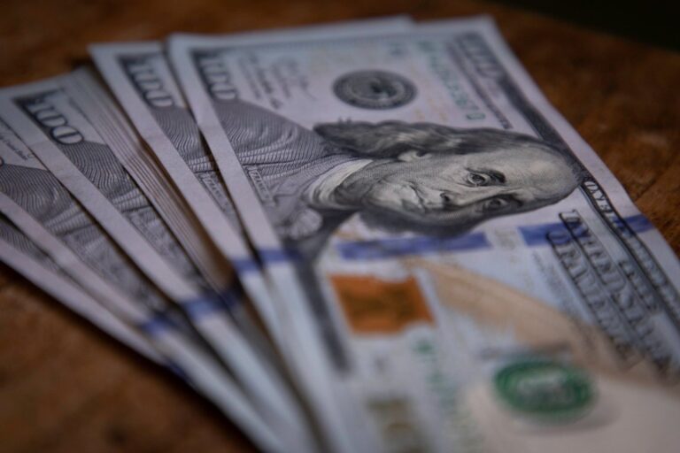Billetes de dólar apilados
