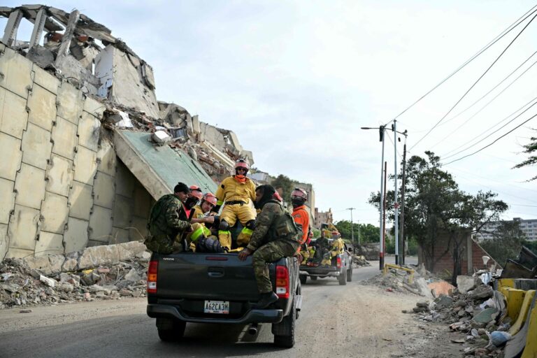 Edificio mutilado sobre el acantilado en La Guaira tras el terremoto