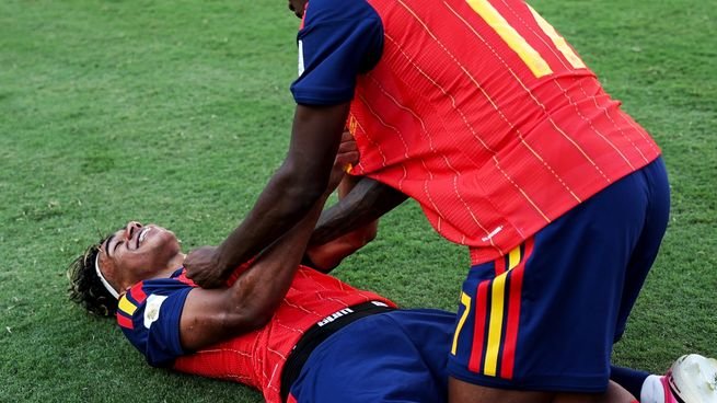 Jugadores de la selección española celebrando con la copa del Mundial 2026