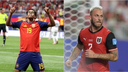 Escudos de España y Austria sobre fondo de estadio de fútbol