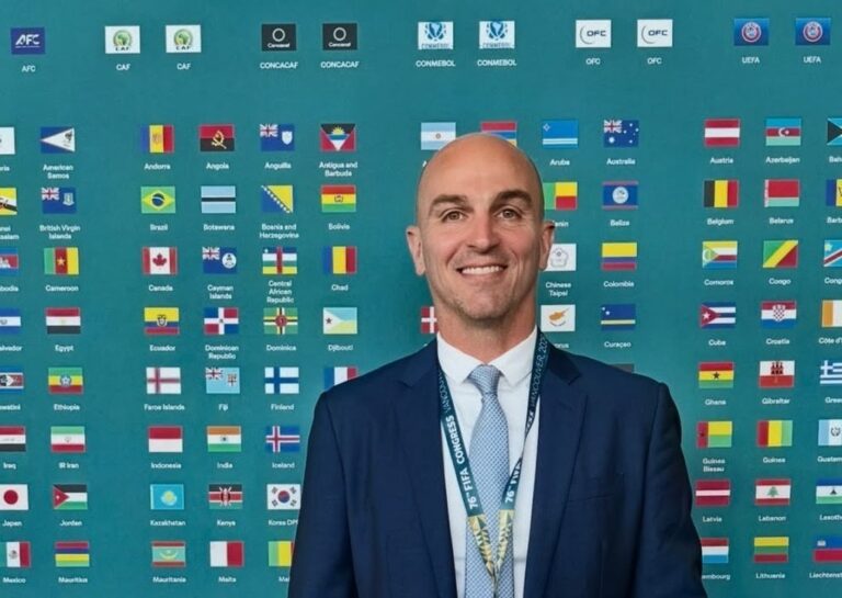 Esteban Cambiasso sonriendo durante una entrevista