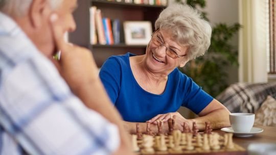 Adultos mayores realizando ejercicios cognitivos en un centro de investigación