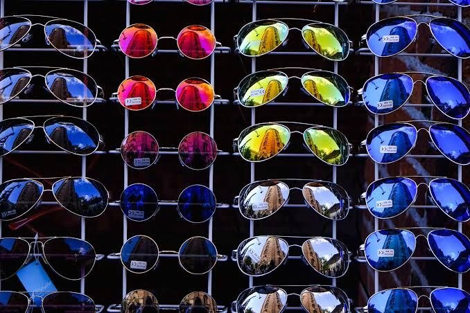 Gafas de sol homologadas con certificado europeo sobre una superficie