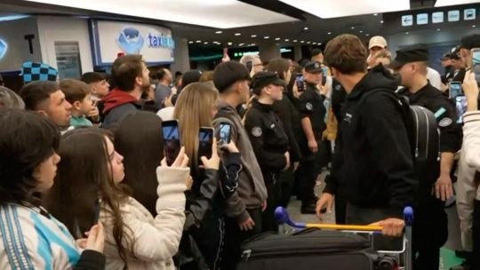 Familiares de jugadores de la Selección Argentina en Ezeiza tras la final del Mundial 2026