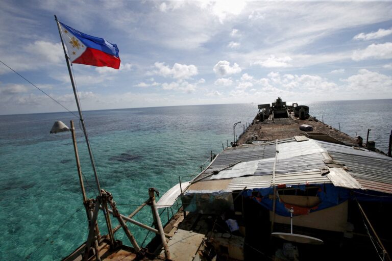 Embarcación filipina en el atolón Second Thomas Shoal en el mar de China Meridional
