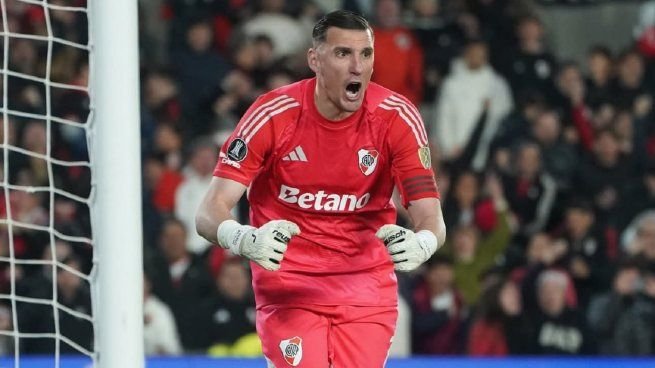 Franco Armani atajando en River Plate