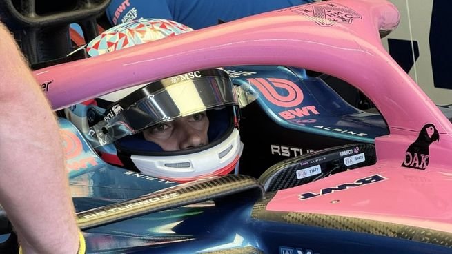 Franco Colapinto en el box de Alpine durante un Gran Premio de Fórmula 1