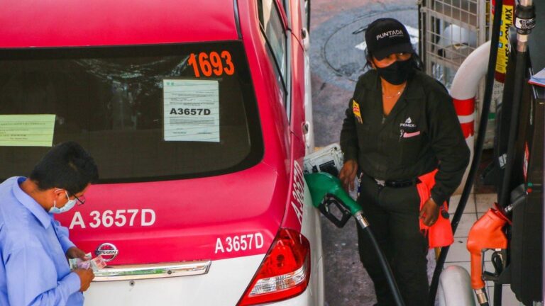 Surtidor de gasolina en una estación de servicio en México