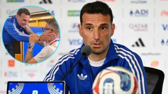 Lionel Scaloni abraza a Germán Denis en la sala de prensa