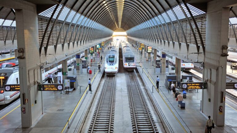 Tren en estación de Sevilla