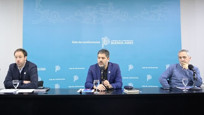 Carlos Bianco en conferencia de prensa en La Plata
