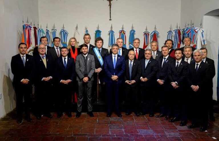 Presidente Javier Milei junto a gobernadores en un acto oficial