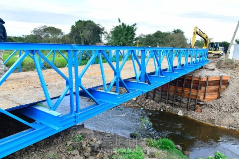 Puente sobre riacho El Pucú bloqueado con retroexcavadora y tambores